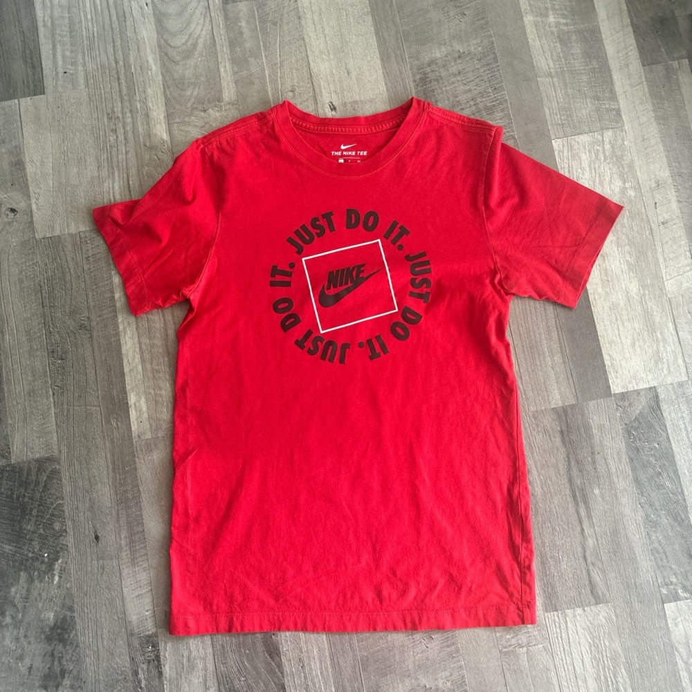 Nike Men's Sportswear Just Do It T-Shirt.  Red.  small